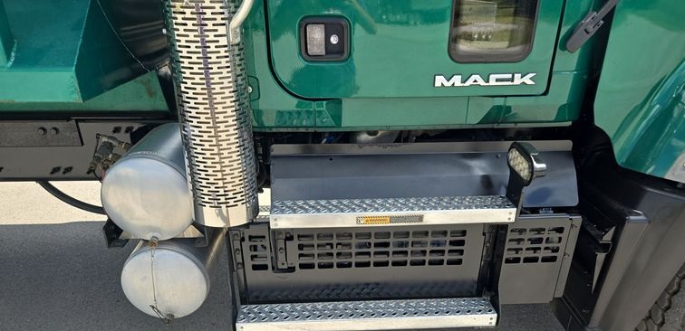 2018 Mack GU713