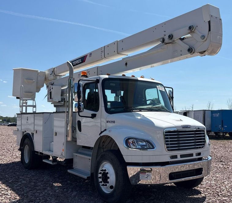 2023 Freightliner Business Class M2